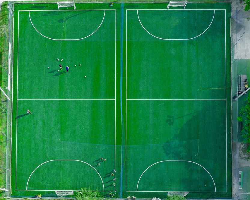 Fußballfeld mit grünem Rasen