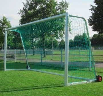 Jugendfußballtor in Hülsen stehend